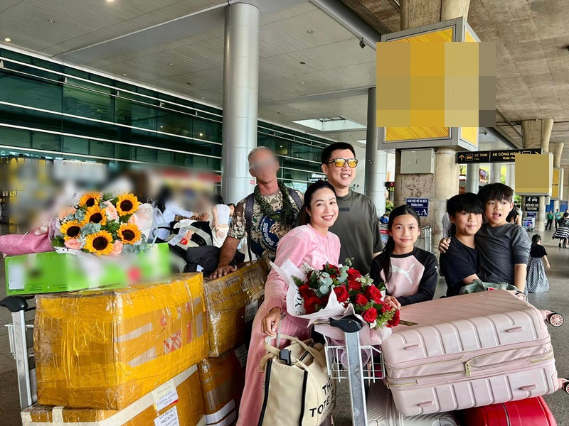 Đầu tháng 7, Minh Trí ra sân bay đón vợ con từ Úc về Việt Nam.