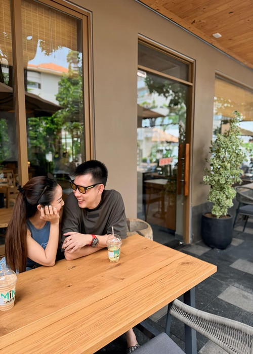 Ốc Thanh Vân và chồng dính như sam sau khi nữ MC đưa các con từ Úc về Việt Nam.