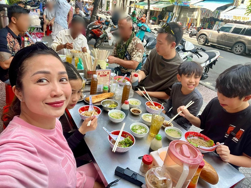 Thi thoảng, Minh Trí bay từ Việt Nam sang Úc để thăm vợ con.