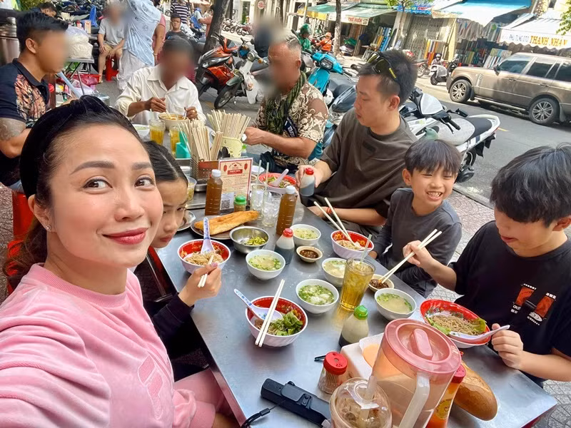 Thi thoảng, Minh Trí bay từ Việt Nam sang Úc để thăm vợ con.