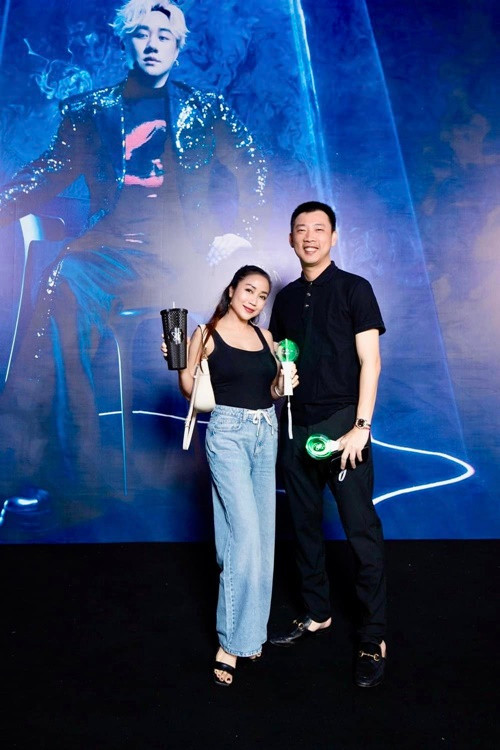 Mới đây, Ốc Thanh Vân - Minh Trí đi xem show của ca sĩ Trung Quân Idol.