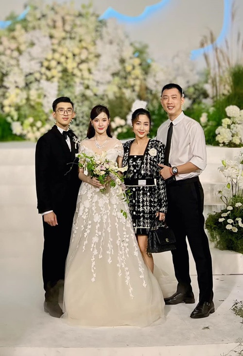 Về lý do chồng chưa sang Úc sinh sống, nữ MC cho biết, Minh Trí ở Việt Nam để chăm lo cho mẹ ruột của cô.