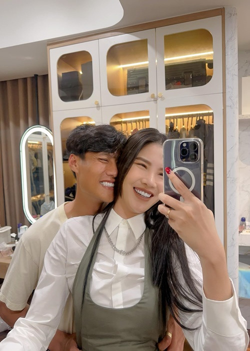 Kỳ Hân và Mạc Hồng Quân vẫn mặn nồng bên nhau như ngày mới yêu dù kết hôn được 8 năm.