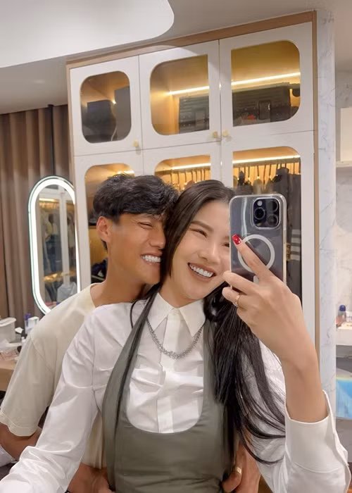 Kỳ Hân và Mạc Hồng Quân vẫn mặn nồng bên nhau như ngày mới yêu dù kết hôn được 8 năm.