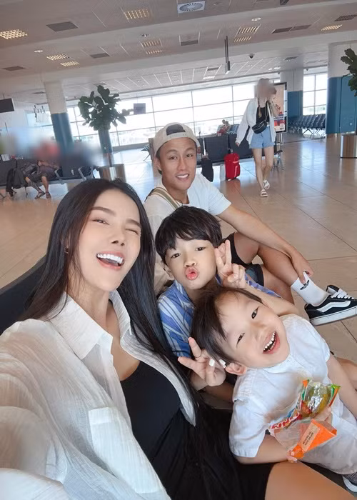 Gần đây, cặp đôi đưa các con đi du lịch Tây Ban Nha.