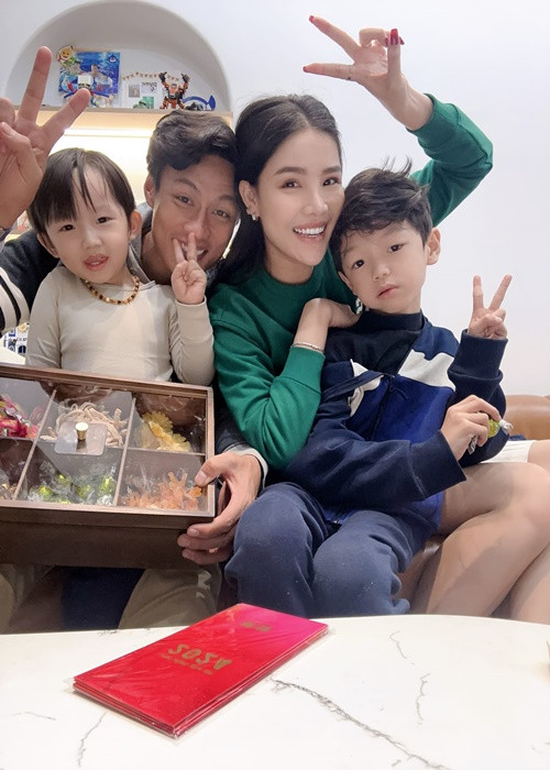 Vợ chồng Kỳ Hân có cuộc sống bình yên bên các con.