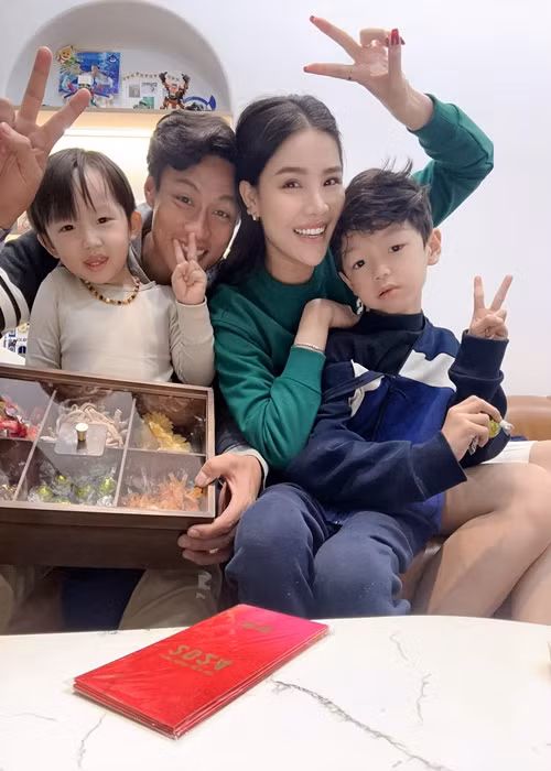 Vợ chồng Kỳ Hân có cuộc sống bình yên bên các con.