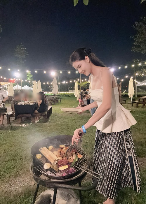 Nữ người mẫu cho biết, Mạc Hồng Quân không ủng hộ vợ phẫu thuật thẩm mỹ từ nhiều năm nay, tuy nhiên, lần này vì mũi của cô gặp vấn đề nên nam cầu thủ bắt buộc phải đồng ý.