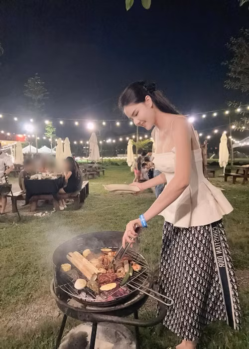 Nữ người mẫu cho biết, Mạc Hồng Quân không ủng hộ vợ phẫu thuật thẩm mỹ từ nhiều năm nay, tuy nhiên, lần này vì mũi của cô gặp vấn đề nên nam cầu thủ bắt buộc phải đồng ý.