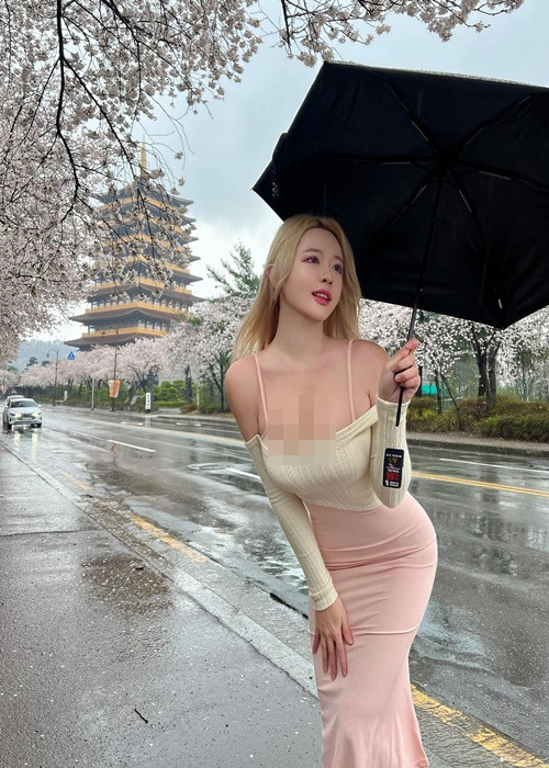 Seon He mặc áo hở chân ngực hoặc váy áo bó sát "o ép" vòng một.