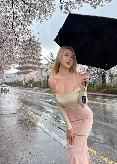 Seon He mặc áo hở chân ngực hoặc váy áo bó sát "o ép" vòng một.