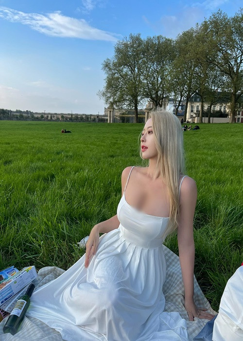 Cô nàng diện váy hai dây cúp ngực khi đến thăm một tòa lâu đài ở Pháp.