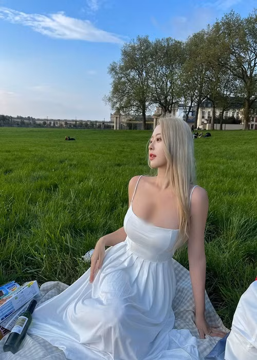 Cô nàng diện váy hai dây cúp ngực khi đến thăm một tòa lâu đài ở Pháp.