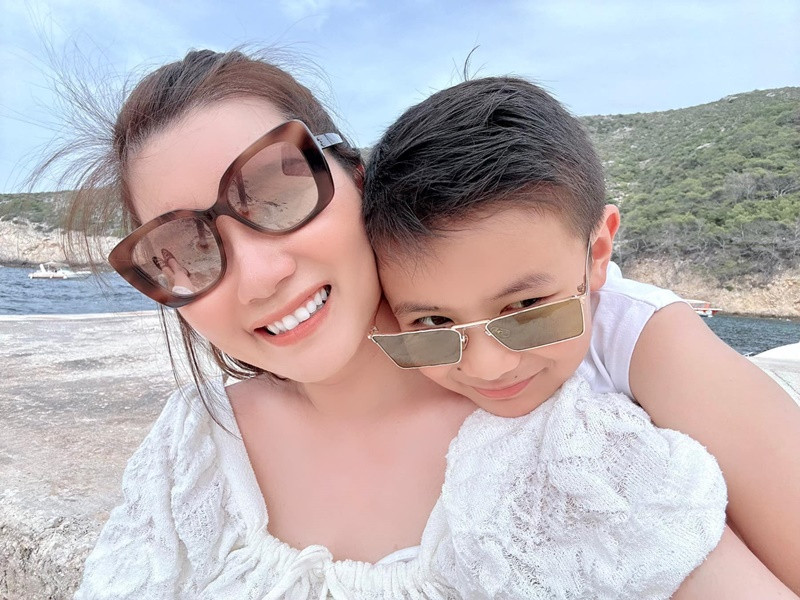 Theo Người Đưa Tin, vợ cũ Đan Trường không cảm thấy vất vả khi chăm con sau ly hôn. "Có thể nói, Thiên Từ là món quà quý báu cho nên khi trông con, tôi không hề thấy mệt mà thấy vui. Niềm vui đó áp đảo đi phần thiếu thốn người chồng. May là tôi cũng có gia đình, nhân viên hỗ trợ trong việc chăm nom Thiên Từ. Cho nên mọi thứ đối với tôi rất nhẹ nhàng", cô nói.