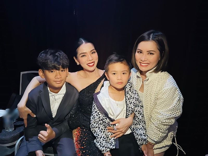 Thủy Tiên gặp gỡ Lệ Quyên ở hậu trường một chương trình.