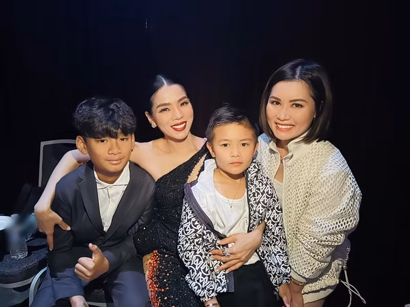 Thủy Tiên gặp gỡ Lệ Quyên ở hậu trường một chương trình.