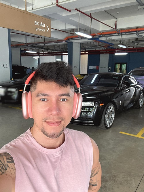 Trong một chương trình, Yaya Trương Nhi tiết lộ, cô từng thấy tình cũ nhắn tin cho một số điện thoại không được lưu tên với nội dung "Anh nhớ em". Dù Yaya Trương Nhi không trực tiếp nhắc đến tên của tình cũ nhưng nhiều khán giả suy đoán rằng đó là Lương Bằng Quang. Ảnh: FBNV.