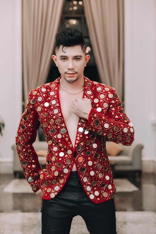 Ngân 98 cho rằng, con số Lương Bằng Quang đưa ra chưa chính xác. Cô cho rằng số lượng phụ nữ qua tay bạn trai thực tế phải hơn con số 14 rất nhiều. Trước chia sẻ của Ngân 98, Lương Bằng Quang lảng tránh sang chuyện khác. Ảnh: FBNV.