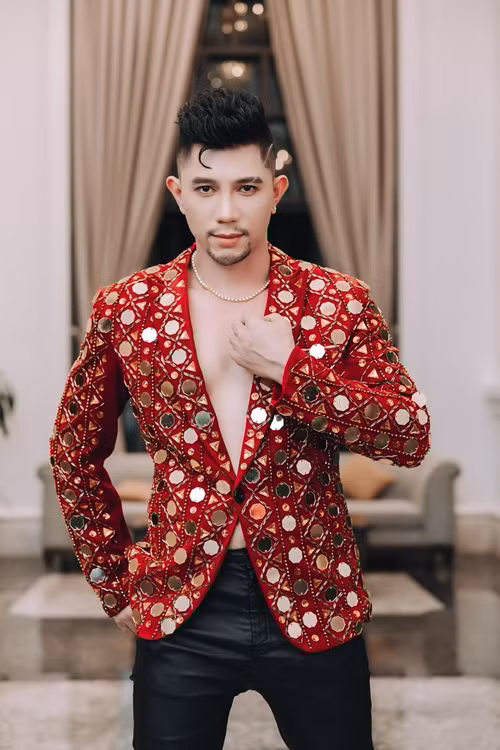 Ngân 98 cho rằng, con số Lương Bằng Quang đưa ra chưa chính xác. Cô cho rằng số lượng phụ nữ qua tay bạn trai thực tế phải hơn con số 14 rất nhiều. Trước chia sẻ của Ngân 98, Lương Bằng Quang lảng tránh sang chuyện khác. Ảnh: FBNV.