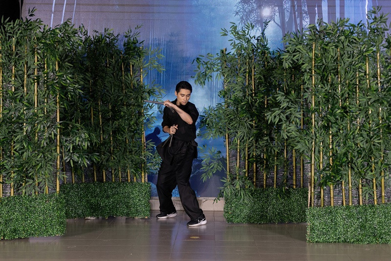 Nam người mẫu có nhiều tài lẻ như chơi đàn tranh, guitar, sáo, trống và múa đao, kiếm, côn.