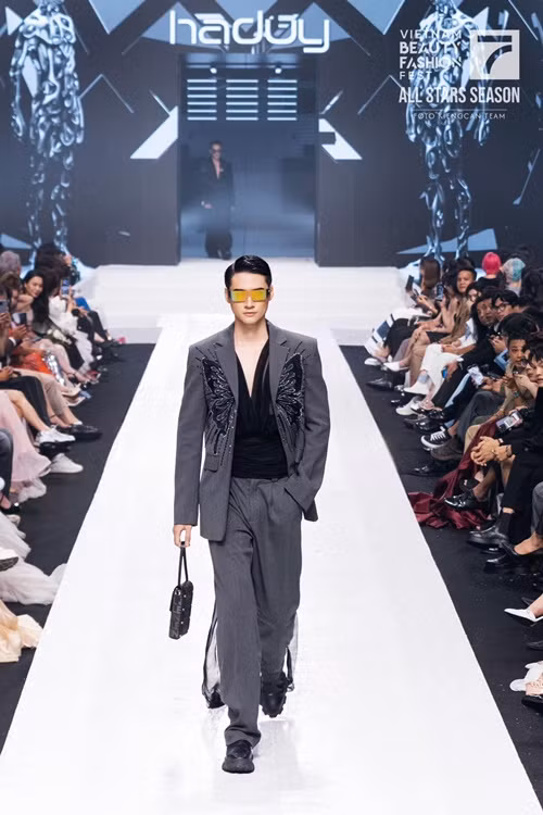 Nam người mẫu sinh năm 1999 tốt nghiệp ngành Ngôn ngữ Anh, khoa Ngoại ngữ kinh tế của Đại học Kinh tế Quốc dân.