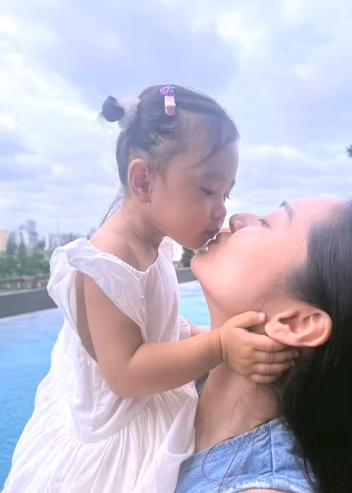 Mỗi khi bên con gái, Bảo Anh thường để mặt mộc. Ảnh: Instagram Misumi.