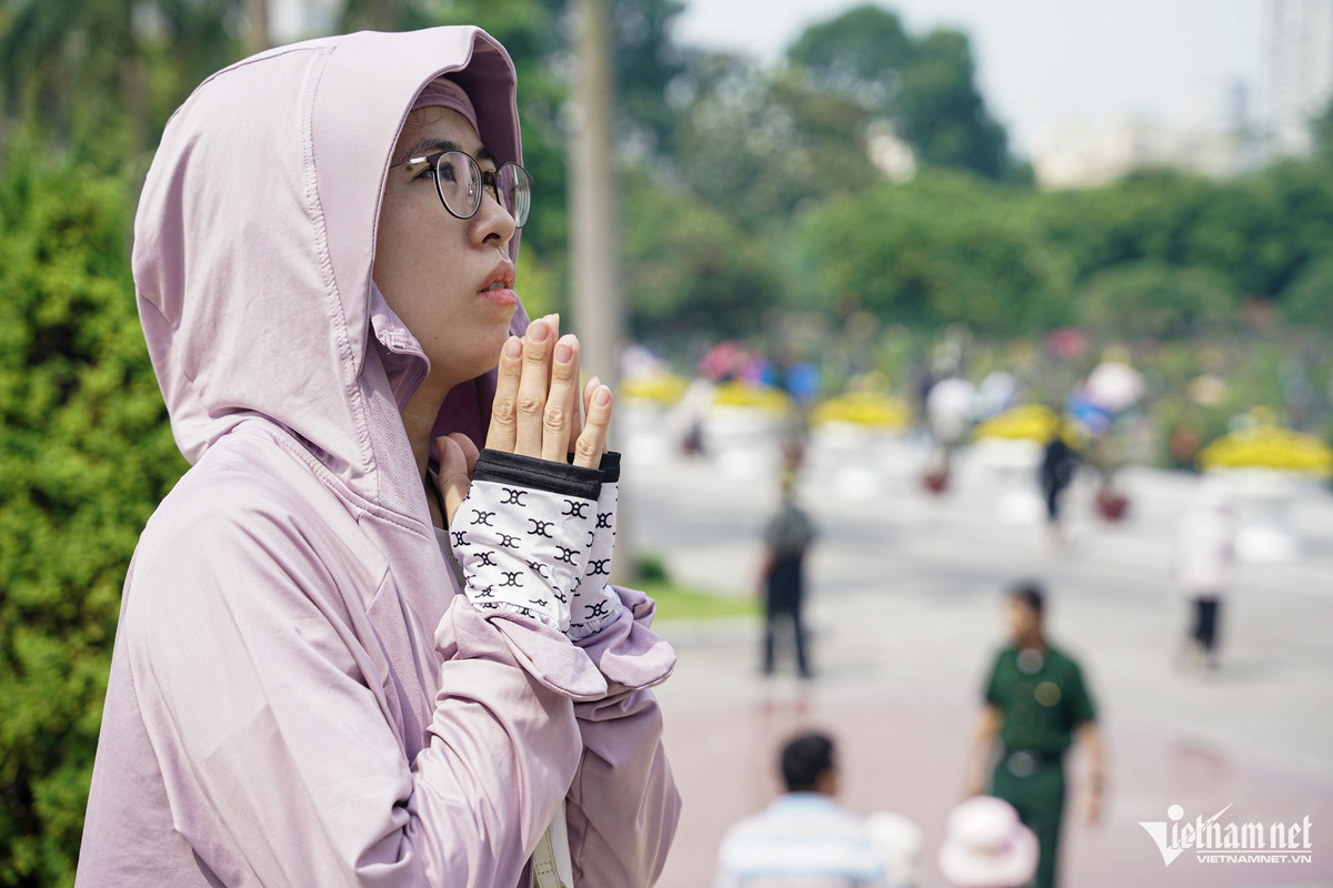Chị Thùy Dung (Mỹ Đình) chia sẻ: “Hôm nay Ngày Thương binh Liệt sĩ, tôi dâng nén nhang muốn tỏ lòng thành kính đến những vị anh hùng dâng hiến đời mình cho Tổ quốc, đặc biệt là Tổng Bí thư Nguyễn Phú Trọng”.