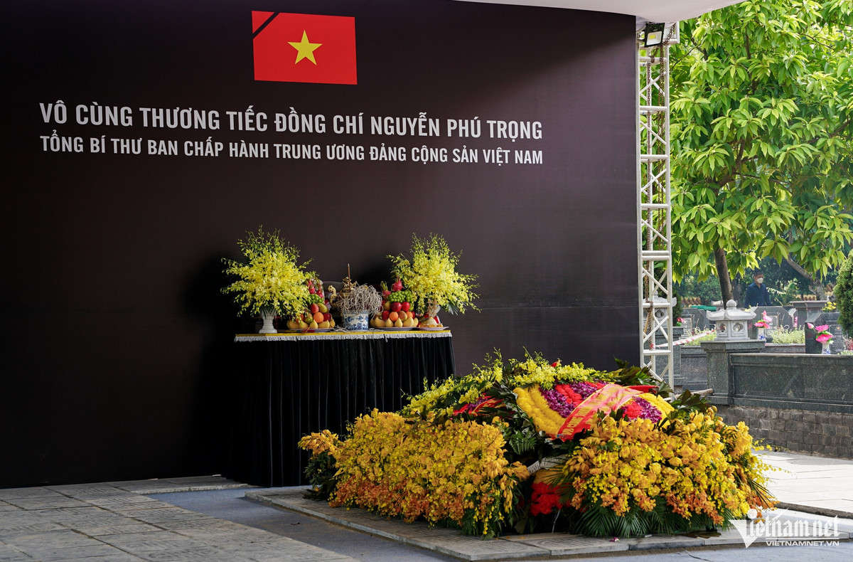 Phần lớn khách đến đây đều tới nơi an nghỉ của Tổng Bí thư Nguyễn Phú Trọng. Trong hai ngày Quốc tang, nhiều người chưa kịp đến nhà tang lễ từ biệt ông.