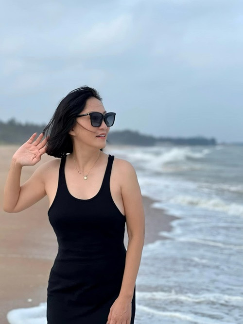 Nữ diễn viên khéo giữ vóc dáng thon gọn sau hai lần sinh nở.