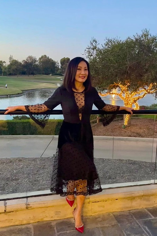 Sau khi ly hôn Quang Minh, Hồng Đào trẻ trung, quyến rũ hơn.