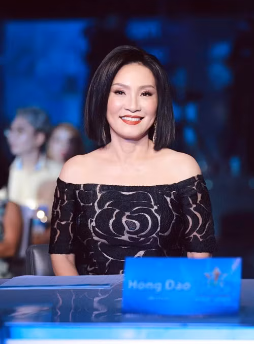 Hồng Đào tốt nghiệp khoa Diễn viên kịch nghệ trường Nghệ thuật Sân khấu 2 (nay là Đại học Sân khấu Điện ảnh TP.HCM).