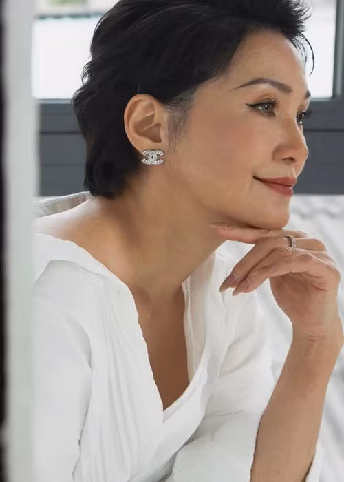 Sang Mỹ sinh sống cách đây nhiều năm, Hồng Đào tiếp tục hoạt động nghệ thuật.