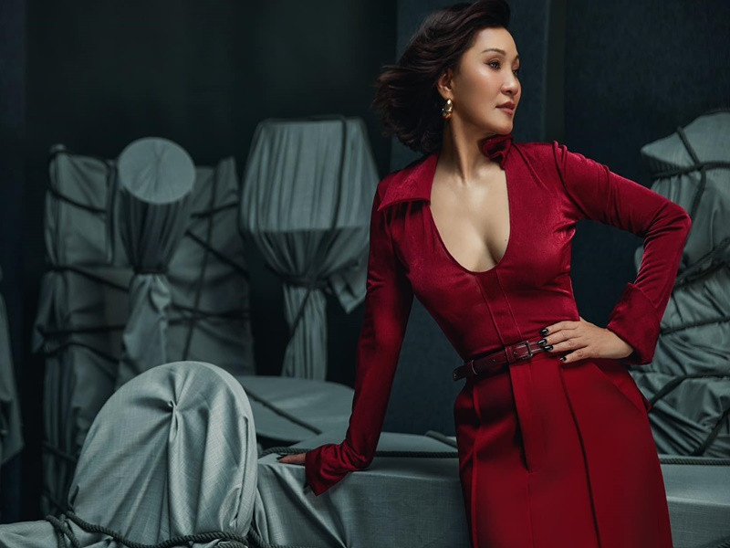 Vợ cũ Quang Minh chia sẻ: "Đã từ lâu, mỗi khi chụp hình, có lẽ vì tuổi tác thời gian, mình thường đặt ra cho mình một số nguyên tắc (kiểu không mặc này, không mặc nọ). Nhưng lần này do ê-kíp thuyết phục quá có lý, giúp mình vượt qua rào cản tâm lý để thực hiện bộ ảnh này".