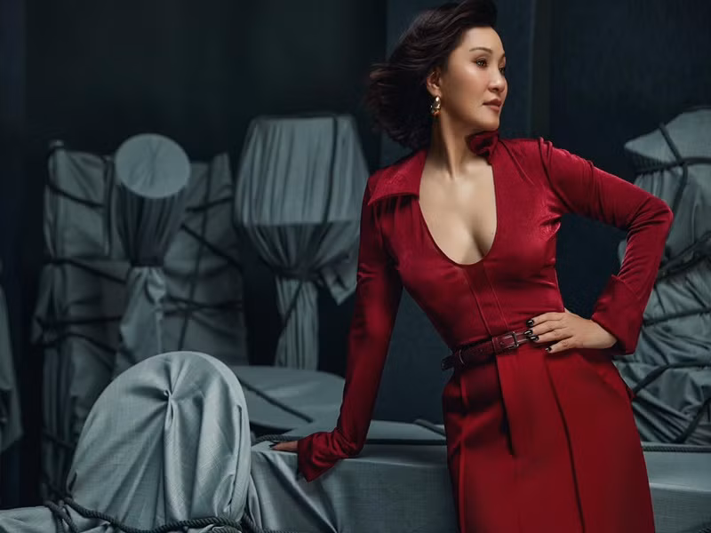 Vợ cũ Quang Minh chia sẻ: "Đã từ lâu, mỗi khi chụp hình, có lẽ vì tuổi tác thời gian, mình thường đặt ra cho mình một số nguyên tắc (kiểu không mặc này, không mặc nọ). Nhưng lần này do ê-kíp thuyết phục quá có lý, giúp mình vượt qua rào cản tâm lý để thực hiện bộ ảnh này".