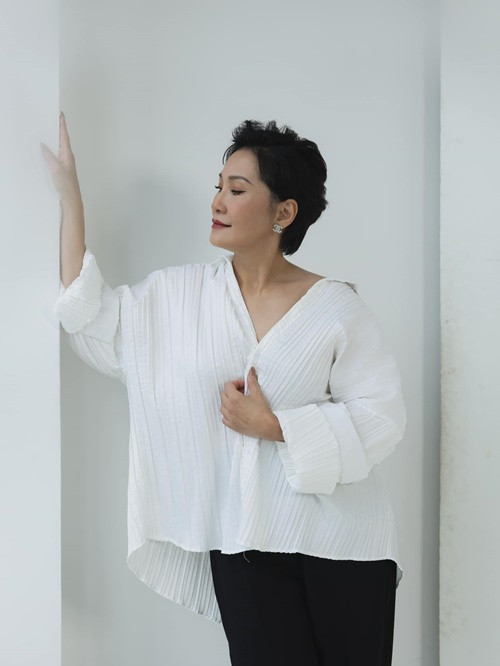 Vài năm trở lại đây, cô thường xuyên về nước đóng phim, diễn kịch, tham gia chương trình.