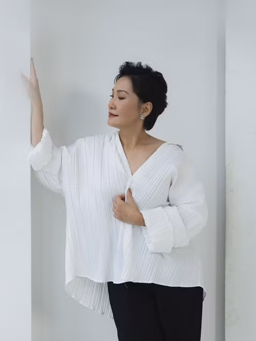 Vài năm trở lại đây, cô thường xuyên về nước đóng phim, diễn kịch, tham gia chương trình.