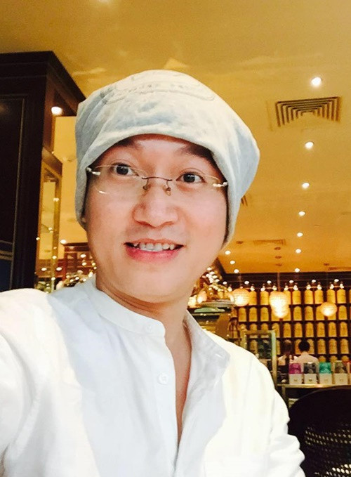 Tuy nhiên, đến nay, Sỹ Luân vẫn hay quên bởi vậy tất cả mọi công việc, hoạt động của anh đều phải nhờ vào điện thoại. Ảnh: FB Sỹ Luân.