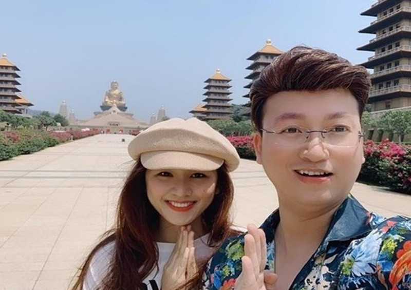 Sỹ Luân luôn yêu thương và trân quý Phương Thảo. Thời điểm Phương Thảo mang thai, thương vợ cực khổ, chật vật, nam nhạc sĩ lo lắng, an ủi để vợ có thể bình ổn tâm lý vượt qua khủng hoảng trong giai đoạn bầu bí. Sỹ Luân thậm chí đã khóc khi thấy vợ mang bầu con gần 4kg vẫn cố gắng sinh thường. Ảnh: Znews.