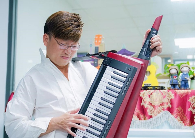 Trong những năm qua, Sỹ Luân ít đi hát. Anh tập trung vào công việc sản xuất âm nhạc, kinh doanh, làm giảng viên. Ảnh: FB Sỹ Luân.