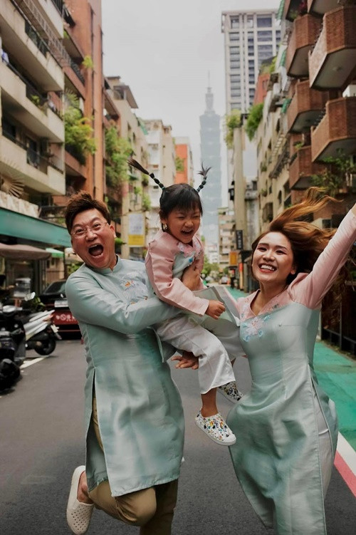 Có con chung đã được 4 tuổi nhưng vợ chồng Sỹ Luân vẫn chưa tổ chức đám cưới. Trong cuộc phỏng vấn với Znews, nam ca sĩ chia sẻ: "Thực ra, cưới xin chỉ là cái cớ. Tờ giấy kết hôn cũng là hình thức. Điều quan trọng là thái độ, sự chân tình, lòng yêu thương, niềm tin mà cả hai dành cho nhau”. Ảnh: FB Sỹ Luân.