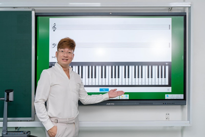 Nam ca sĩ phủ nhận tin đồn “sống thực vật”. “Tôi vẫn sống rất vui vẻ và yêu đời. Tai nạn chỉ là một trải nghiệm và may mắn cho cuộc đời của tôi. Tôi thấy tôi vẫn bình thường không bị ngơ ngác. Mọi người có thấy tôi bị ngơ không ạ?”, Sỹ Luân viết trên trang cá nhân. Ảnh: FB Sỹ Luân.