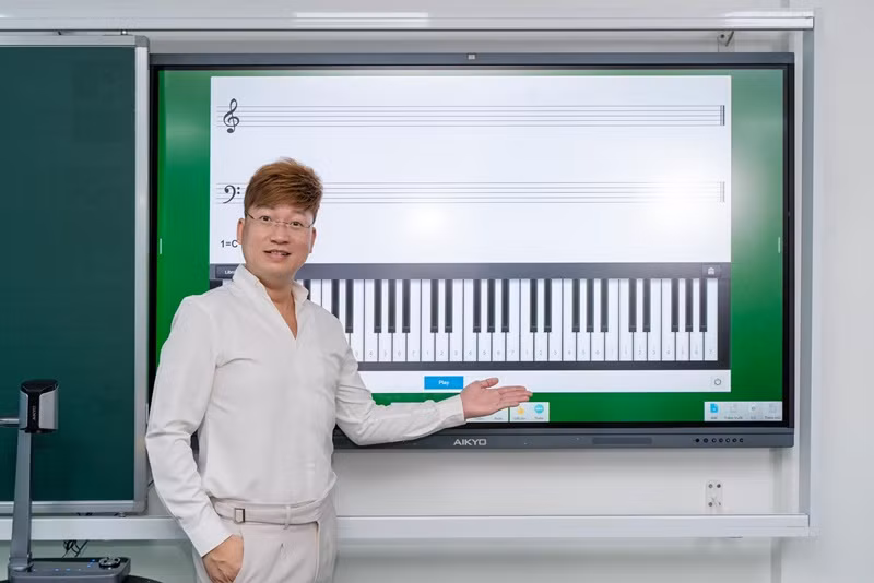 Nam ca sĩ phủ nhận tin đồn “sống thực vật”. “Tôi vẫn sống rất vui vẻ và yêu đời. Tai nạn chỉ là một trải nghiệm và may mắn cho cuộc đời của tôi. Tôi thấy tôi vẫn bình thường không bị ngơ ngác. Mọi người có thấy tôi bị ngơ không ạ?”, Sỹ Luân viết trên trang cá nhân. Ảnh: FB Sỹ Luân.