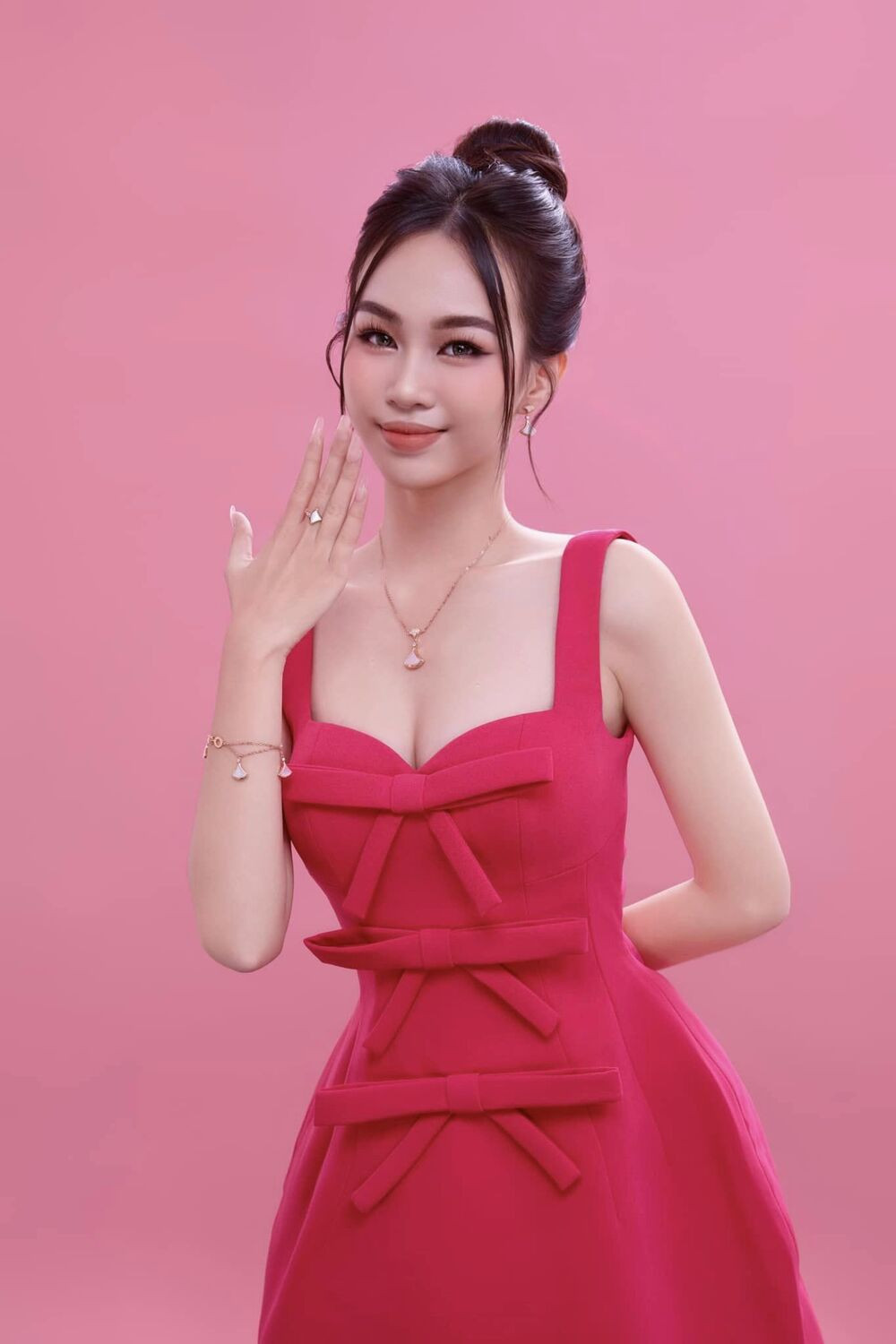 Hiện tại, Quế Khanh đang rèn luyện kỹ năng ứng xử để truyền tải câu chuyện riêng và những thông điệp tích cực tại Miss Grand Vietnam 2024.