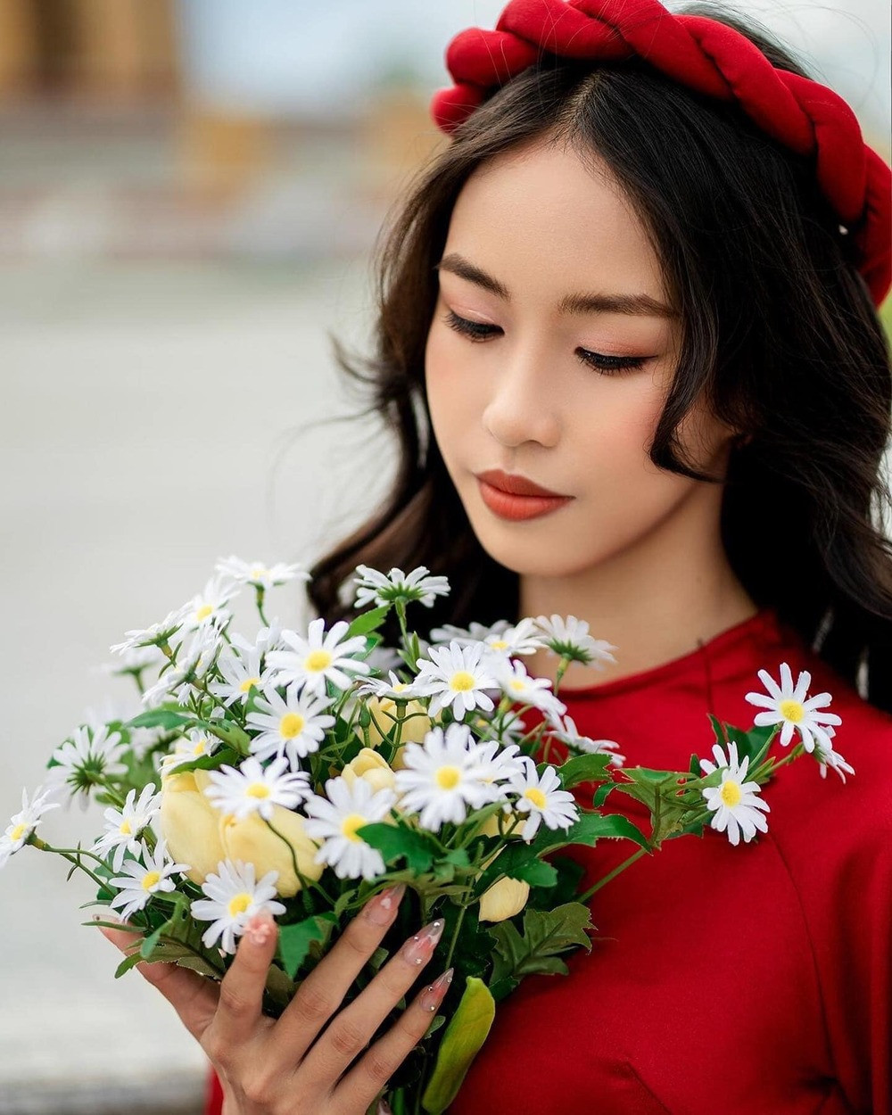 Quế Khanh chia sẻ quan điểm với VietNamNet về tình yêu chênh lệch tuổi tác: "Với tôi, tình yêu bắt nguồn từ sự chân thành từ cả hai phía. Tình yêu chênh lệch tuổi tác hoặc tình yêu đồng giới đều là lựa chọn của cả hai người. Tôi tôn trọng điều này, miễn là chân thành và không có tính chất vụ lợi hay tính toán".