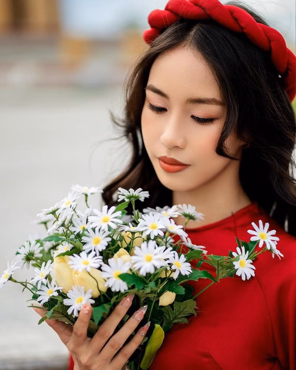 Quế Khanh chia sẻ quan điểm với VietNamNet về tình yêu chênh lệch tuổi tác: "Với tôi, tình yêu bắt nguồn từ sự chân thành từ cả hai phía. Tình yêu chênh lệch tuổi tác hoặc tình yêu đồng giới đều là lựa chọn của cả hai người. Tôi tôn trọng điều này, miễn là chân thành và không có tính chất vụ lợi hay tính toán".