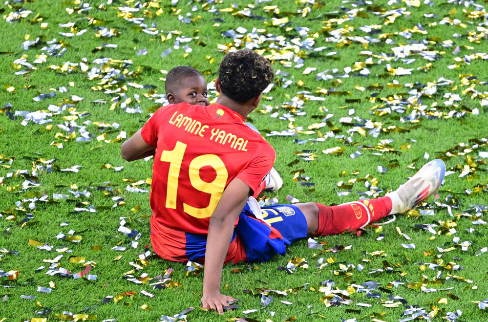 Lamine Yamal bế em trai Lykkelita Dronningen Bilde