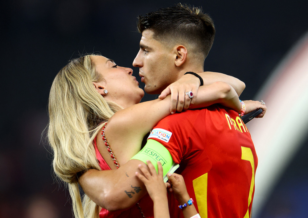 Alvaro Morata cũng có cử chỉ âu yếm cùng hôn thê Alice Campello