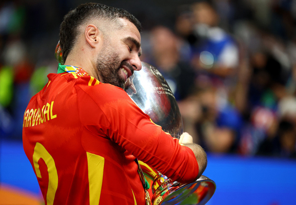 Dani Carvajal vô địch Euro 2024 sau khi lên ngôi Champions League cùng Real Madrid.