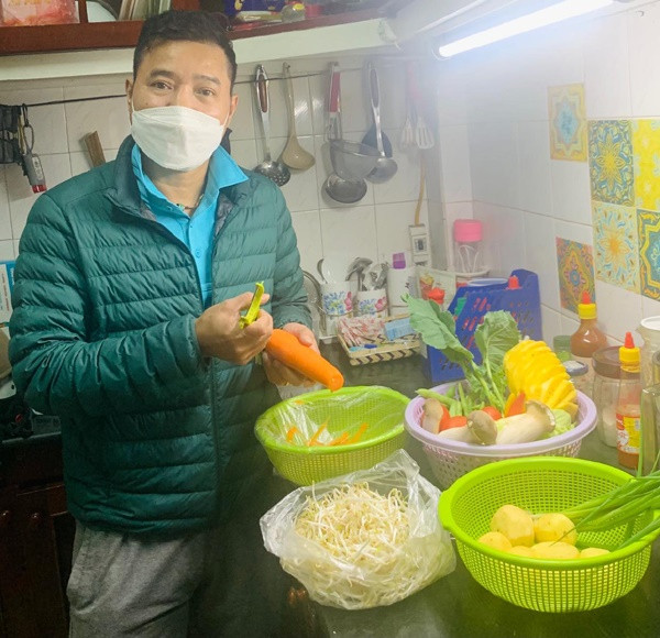 Riêng với Hồng Hải, chị cũng gặp nhiều áp lực khi yêu và kết hôn với người chồng có nhiều fan như vậy. Thậm chí nhiều fan nữ của Hồng Sơn còn thể hiện tình cảm nhưng chị không bao giờ ghen. Sau khi kết hôn, Hồng Hải sống với bố mẹ chồng nhiều hơn vì ông xã thường xuyên đi công tác. Mỗi lần đi công tác, cựu tuyển thủ Việt Nam đều gọi điện mỗi ngày cho vợ. Khi về nhà, anh cũng chăm chút gia đình, phụ vợ làm việc nhà, chăm con, dạy cho con học. Trong mắt bà xã, cựu danh thủ là người cha gương mẫu, người chồng đảm đang.