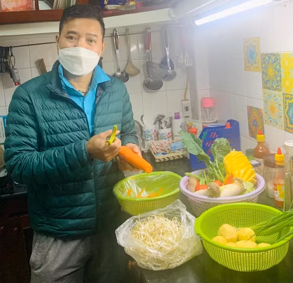 Riêng với Hồng Hải, chị cũng gặp nhiều áp lực khi yêu và kết hôn với người chồng có nhiều fan như vậy. Thậm chí nhiều fan nữ của Hồng Sơn còn thể hiện tình cảm nhưng chị không bao giờ ghen. Sau khi kết hôn, Hồng Hải sống với bố mẹ chồng nhiều hơn vì ông xã thường xuyên đi công tác. Mỗi lần đi công tác, cựu tuyển thủ Việt Nam đều gọi điện mỗi ngày cho vợ. Khi về nhà, anh cũng chăm chút gia đình, phụ vợ làm việc nhà, chăm con, dạy cho con học. Trong mắt bà xã, cựu danh thủ là người cha gương mẫu, người chồng đảm đang.